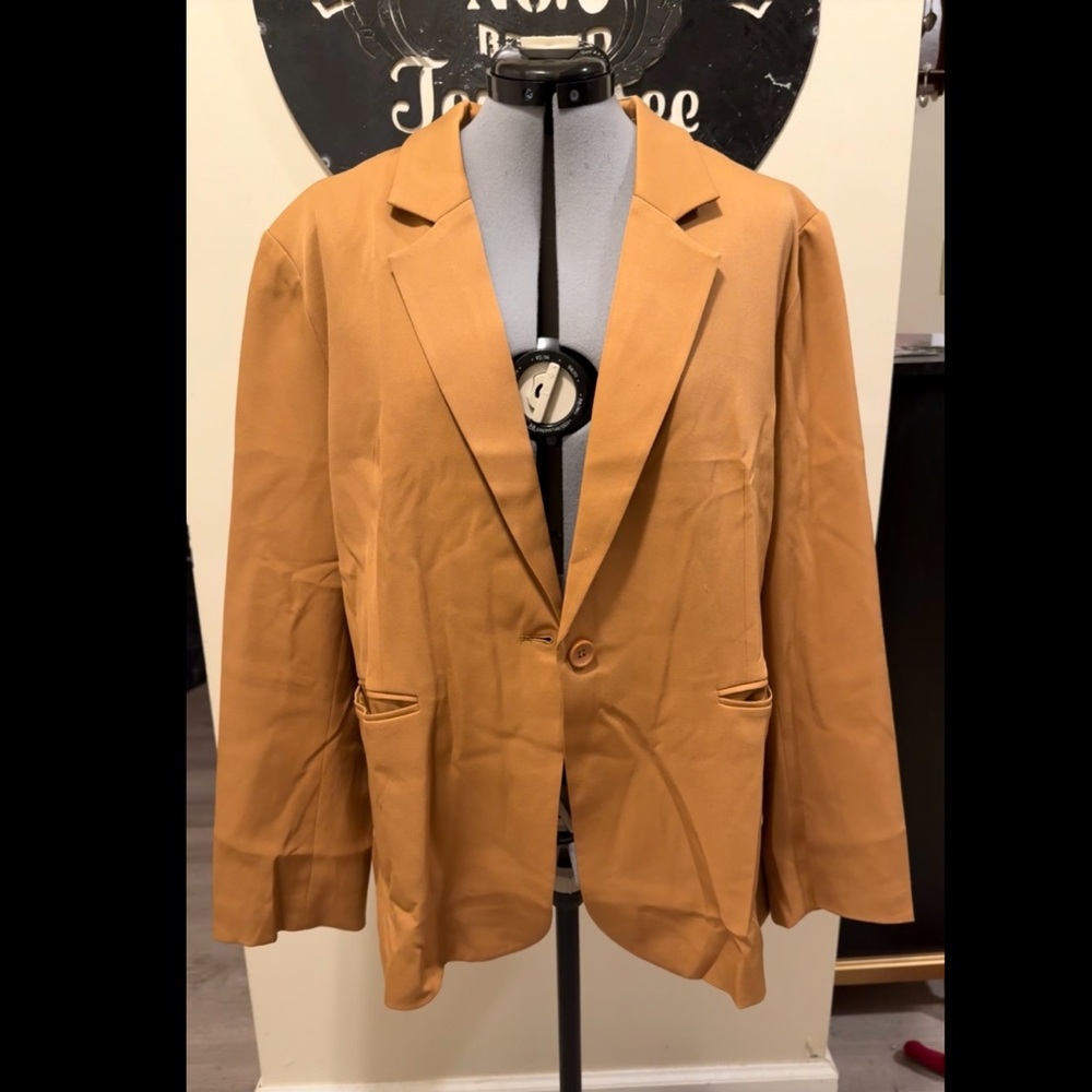 Sucolan Tan Suit Jacket with Notched Lapel and Soft Fabric